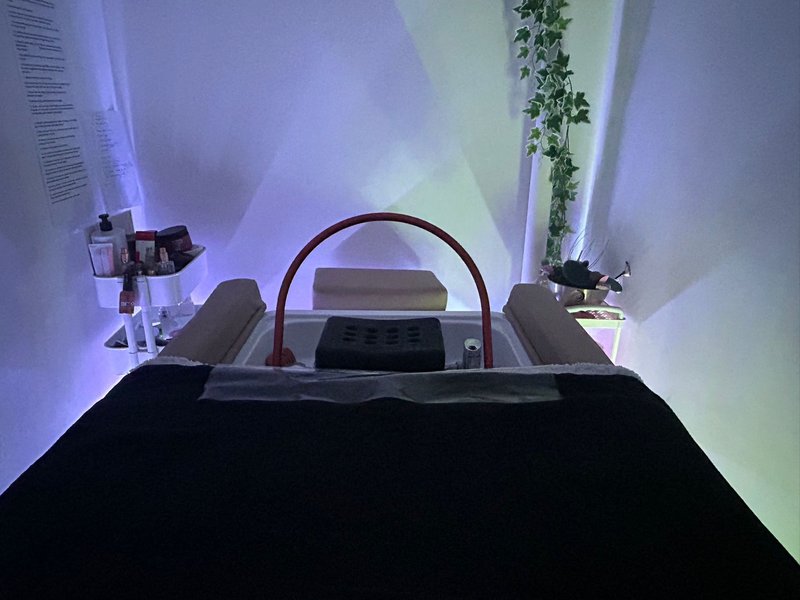 Head Spa — ambiance violet LED